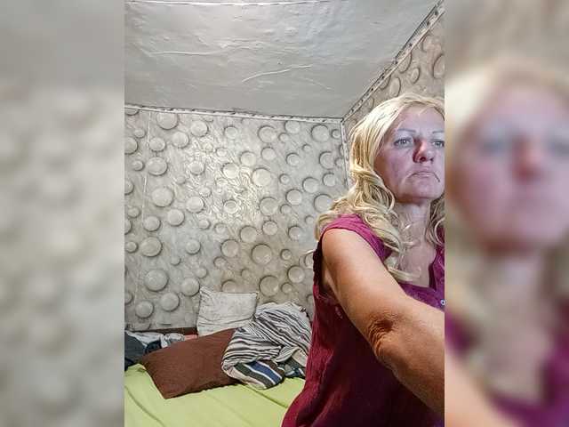 FameLara — live female cam