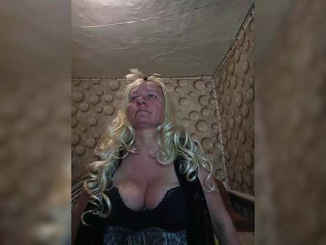 FameLara's BongaCams show and profile