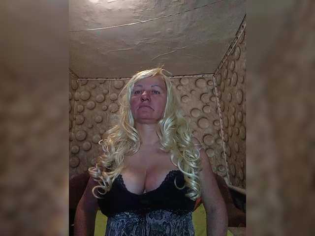 FameLara's BongaCams show and profile