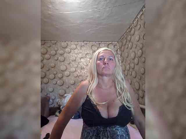 FameLara webcam
