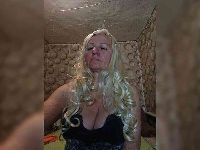 FameLara webcam