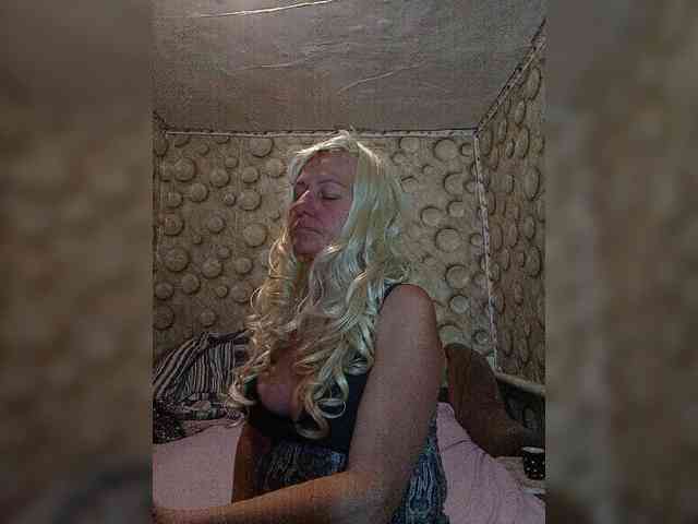 FameLara webcam