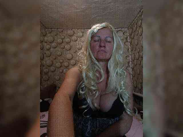 FameLara webcam