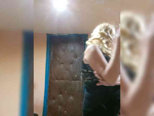 FameLara webcam