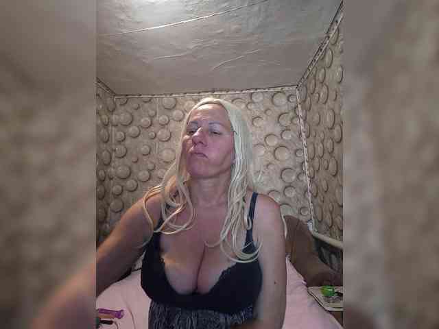 FameLara webcam