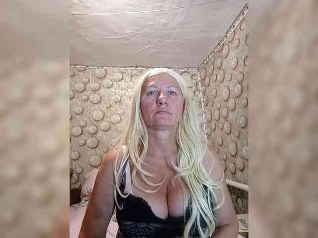 FameLara webcam