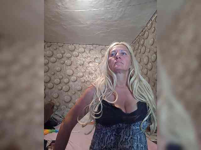 FameLara webcam