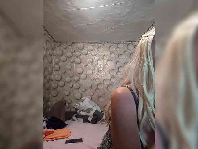 FameLara webcam
