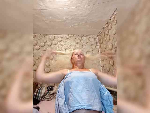 FameLara webcam