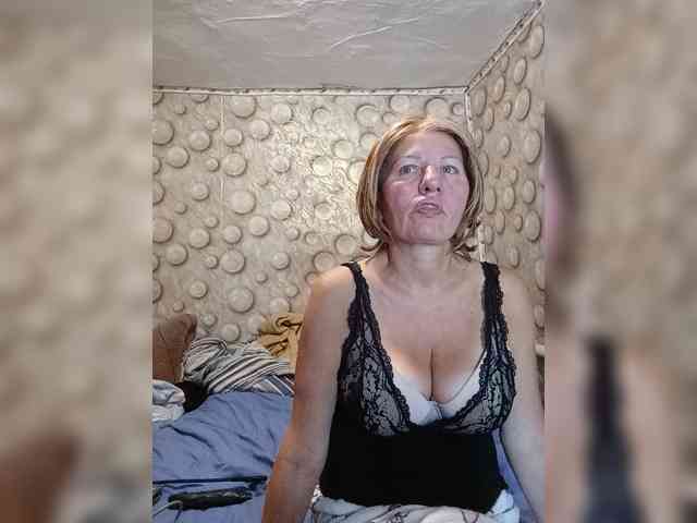 FameLara webcam