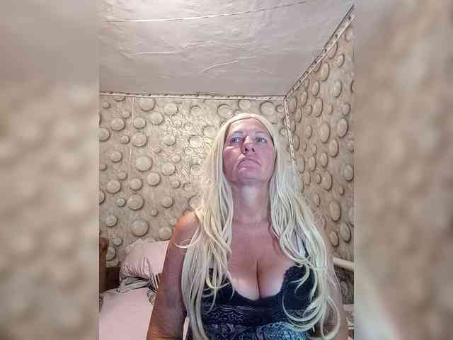 FameLara webcam