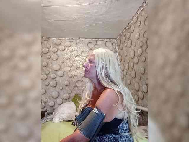 FameLara webcam