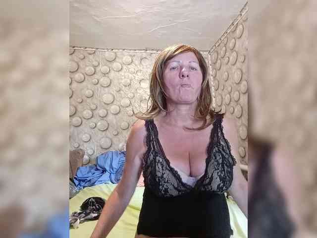 FameLara webcam