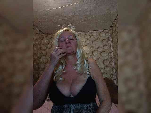 FameLara webcam