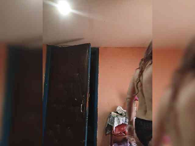 FameLara webcam