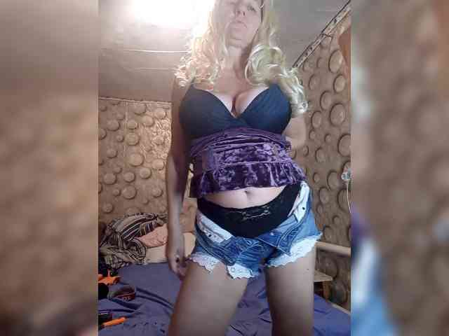 FameLara webcam
