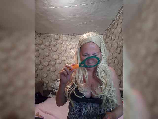 FameLara webcam
