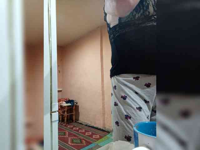 FameLara webcam