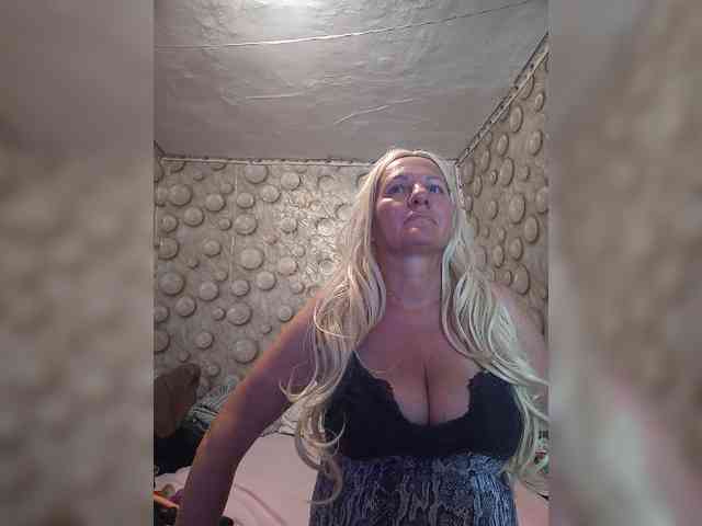 FameLara webcam