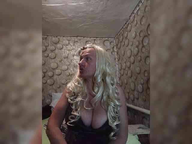 FameLara webcam