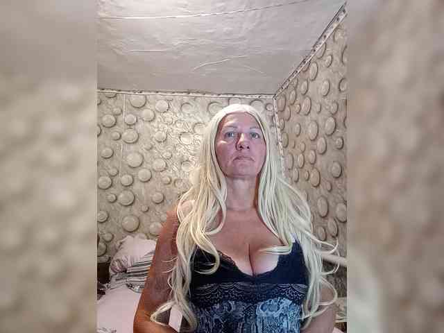 FameLara webcam