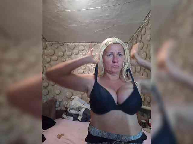FameLara webcam