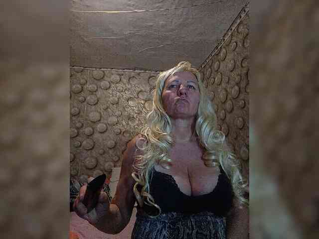 FameLara webcam