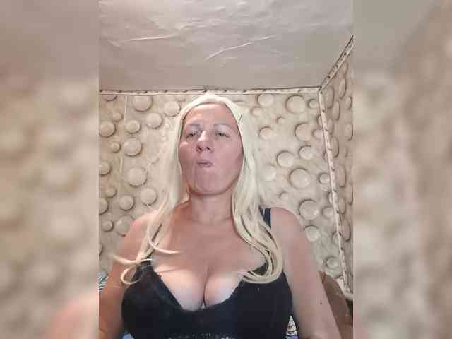 FameLara webcam