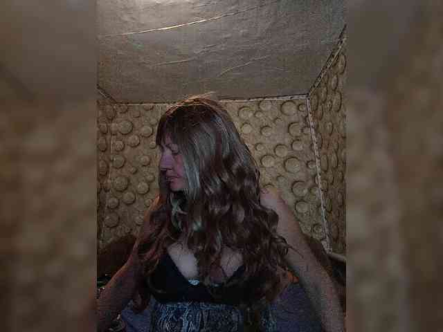 FameLara webcam