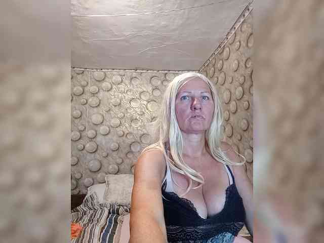 FameLara webcam