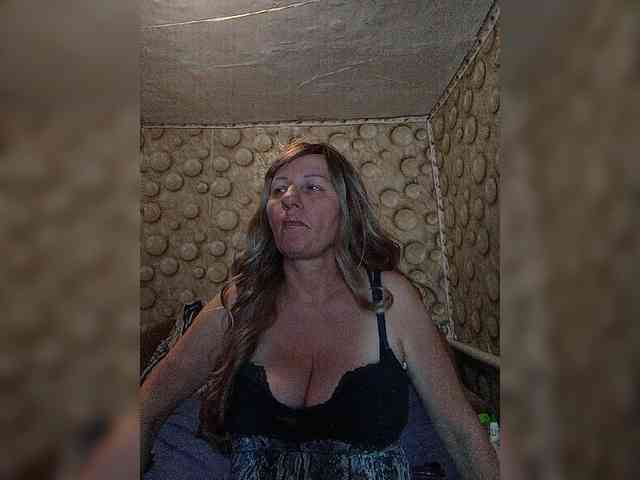 FameLara webcam
