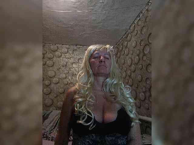 FameLara webcam