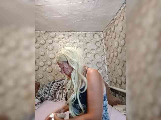 FameLara webcam