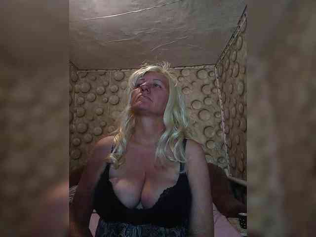 FameLara webcam