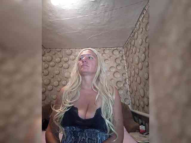 FameLara webcam