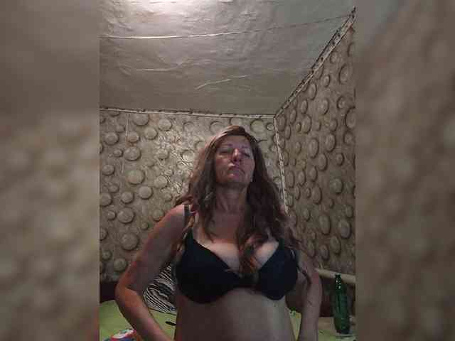 FameLara webcam