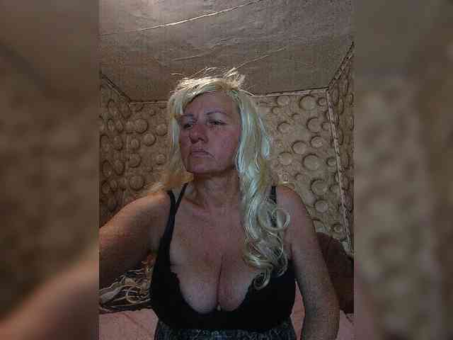 FameLara webcam