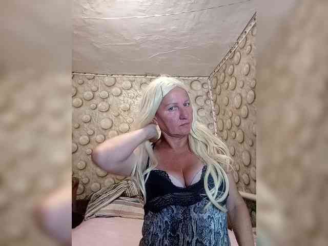 FameLara webcam
