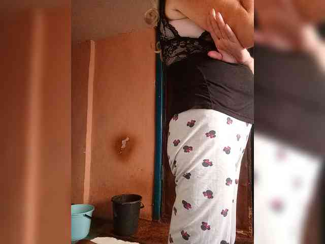 FameLara webcam