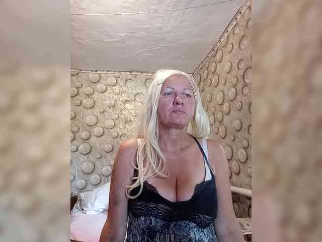 FameLara webcam