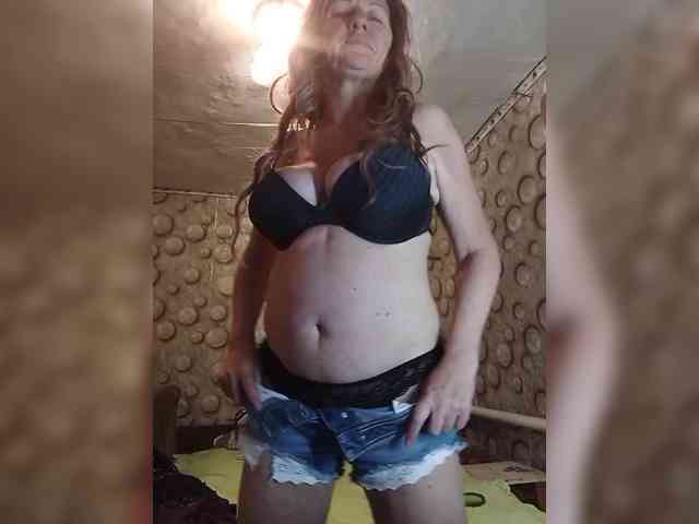 FameLara webcam