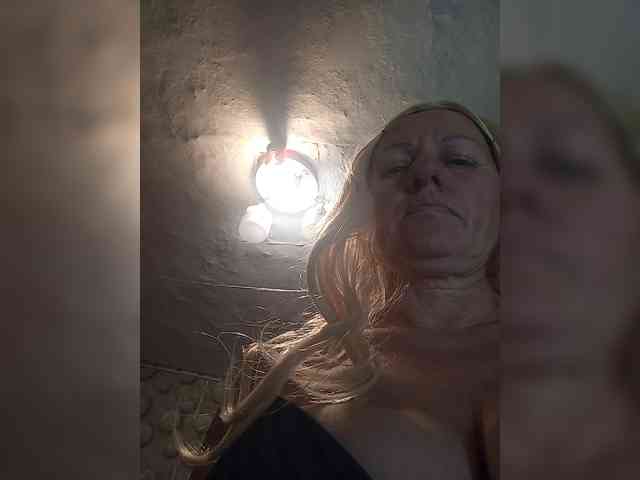FameLara webcam