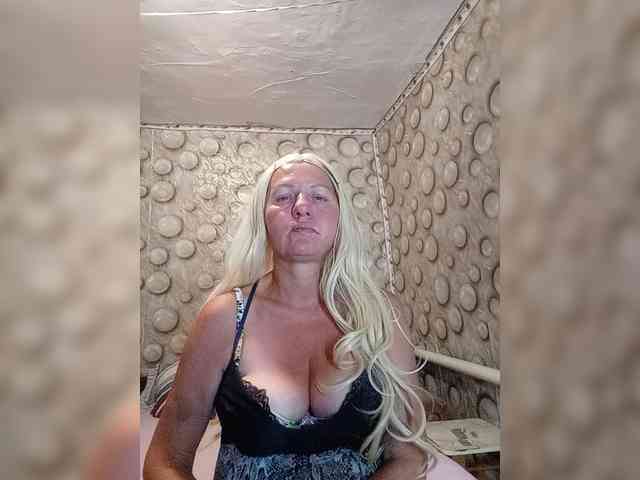 FameLara webcam