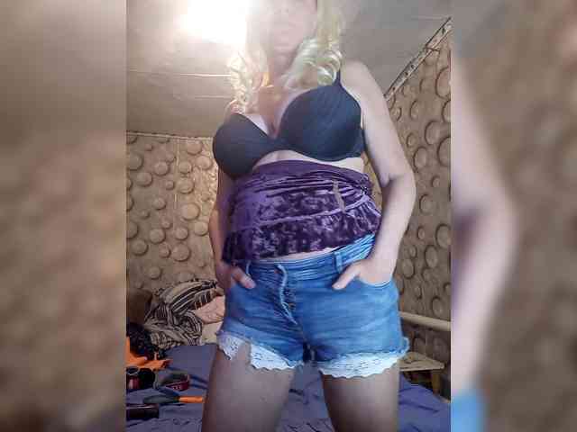 FameLara webcam