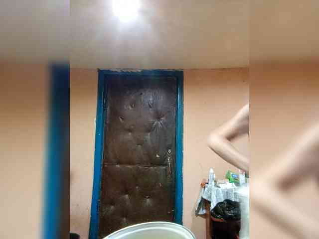 FameLara webcam