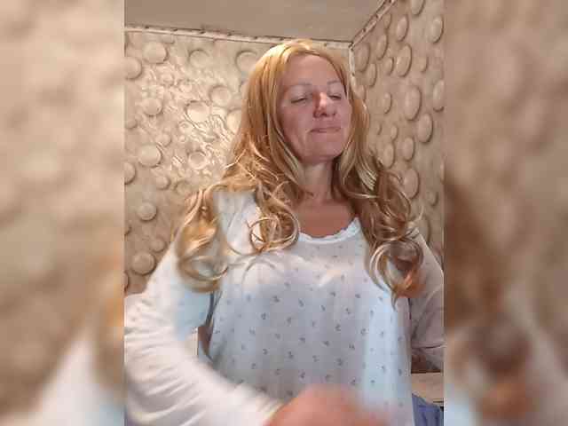 FameLara webcam
