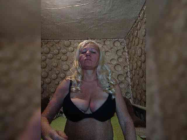 FameLara webcam