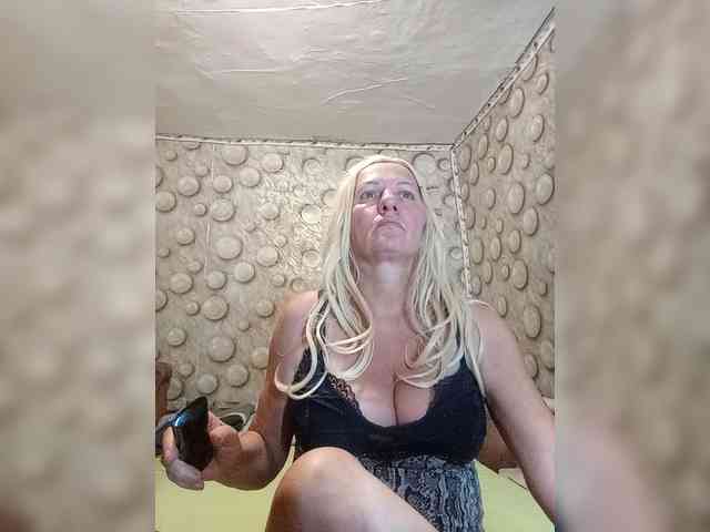 FameLara webcam