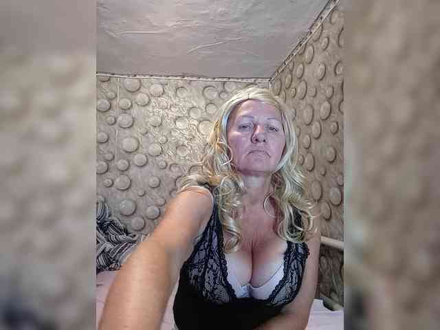 FameLara webcam