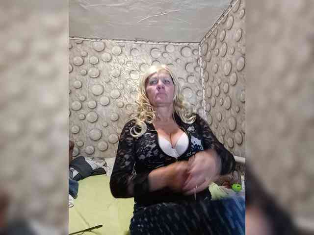 FameLara live female cam on bongacams